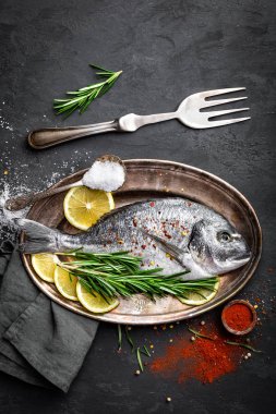 Taze çiğ dorado Balık Pişirme için malzemelerle. Üstten Görünüm