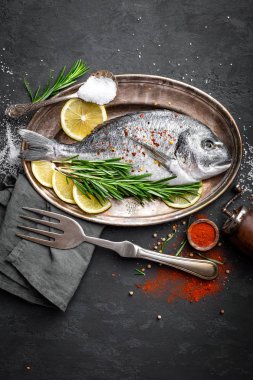 Taze çiğ dorado Balık Pişirme için malzemelerle. Üstten Görünüm