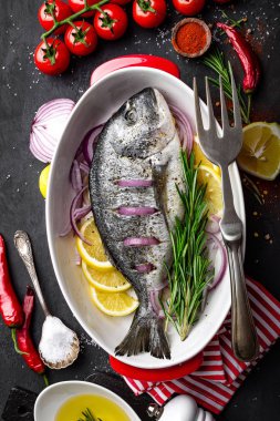 Taze çiğ dorado Balık Pişirme için malzemelerle. Üstten Görünüm