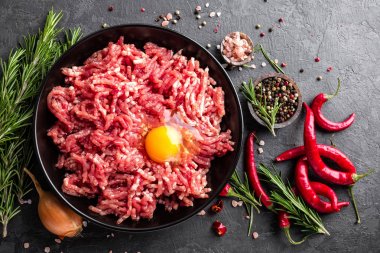 Kıyma. Kara et malzemelerle siyah arka plan üzerine yemek pişirmek için. Üstten Görünüm