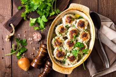 Ekşi krema içinde pişmiş köfte