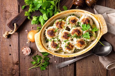 Ekşi krema içinde pişmiş köfte