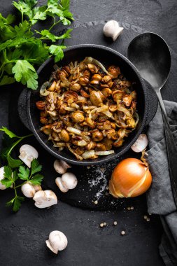 Mantar kızarmış soğan ile Üstten Görünüm