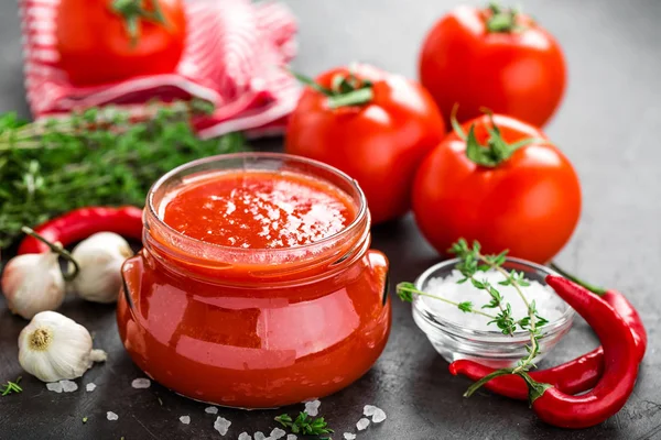 Tomatpuré Mos Glasburk Och Färska Tomater Mörk Bakgrund Varm Grönsakssås — Stockfoto