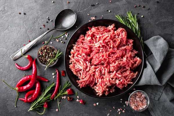 Mince Carne Măcinată Ingrediente Pentru Gătit Fundal Negru Privire Sus — Fotografie, imagine de stoc