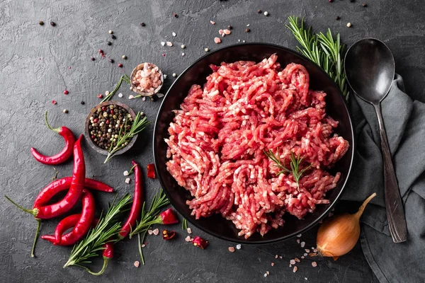 Mince Carne Măcinată Ingrediente Pentru Gătit Fundal Negru Privire Sus — Fotografie, imagine de stoc