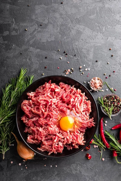 Kıyma. Kara et malzemelerle siyah arka plan üzerine yemek pişirmek için. Üstten Görünüm