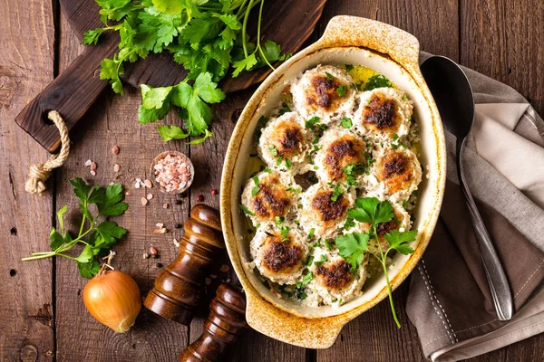 Ekşi krema içinde pişmiş köfte