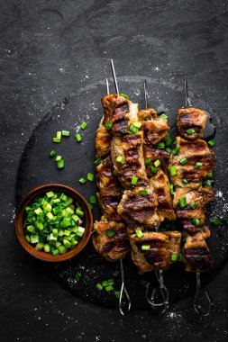Izgara et şiş, şiş kebap siyah arka plan, üstten görünüm