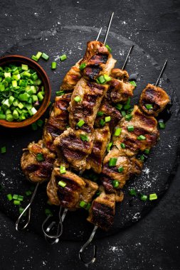 Izgara et şiş, şiş kebap siyah arka plan, üstten görünüm