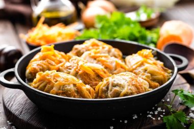 Tavada et ve sebze ile haşlanmış koyu ahşap arka plan üzerinde lahana rulo