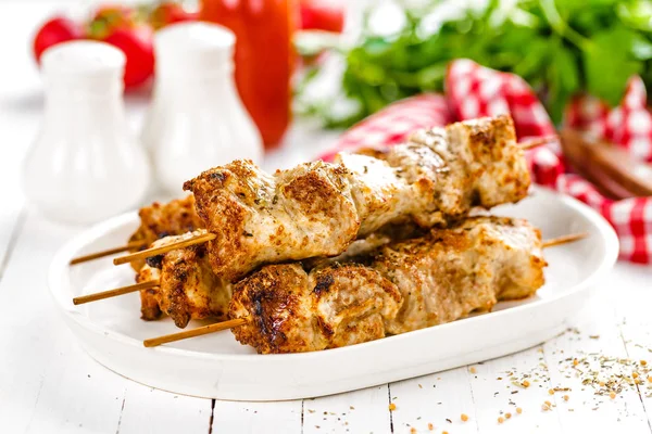 Espetos Carne Grelhados Kebab Shish Fundo Branco — Fotografia de Stock