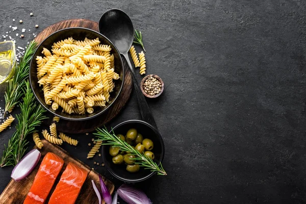 Pasta Och Lax Fisk Ingredienser För Matlagning Svart Bakgrund Ovanifrån — Stockfoto