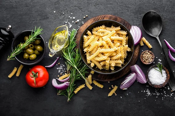 Ζυμαρικά Και Συστατικά Για Μαγείρεμα Μαύρο Φόντο Top View Ιταλικό — Φωτογραφία Αρχείου