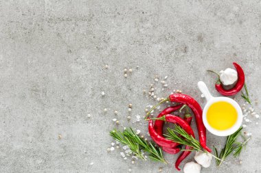 Bir metin, düz yatıyordu kompozisyonu yağ, pul biber, biberiye, sarımsak ve baharat bir tablo için bir yer ile mutfak arka plan taş yüzey, en iyi görünümü