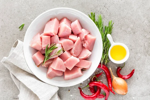 Putenfleisch Scheiben Geschnitten Und Zutaten Zum Kochen Auf Hellgrauem Steinhintergrund — Stockfoto