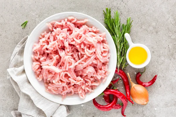 ミンチ ライトグレーの背景に料理の食材と地面の肉 トップ ビュー — ストック写真