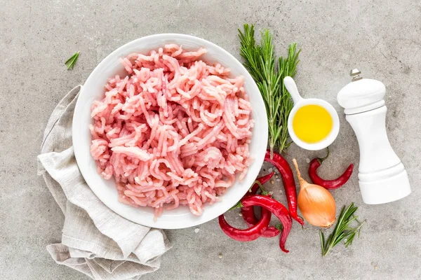Mince Daging Cincang Dengan Bahan Bahan Untuk Memasak Dengan Latar — Stok Foto