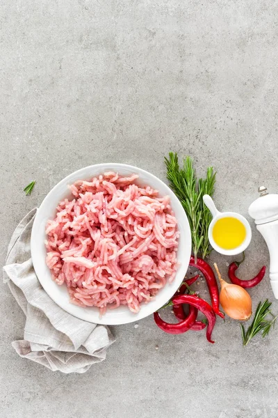 Färs Malda Köttet Med Ingredienser För Matlagning Grå Bakgrund Ovanifrån — Stockfoto