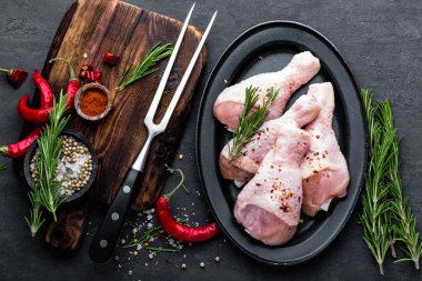 Tavuk bacakları, ızgara ve yemek, çiğ et siyah arka plan, en iyi görünüm için malzemeler