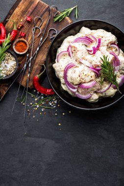 Izgara soğan, biber ve baharat için Marine Şaşlık. Çiğ domuz eti için siyah arka plan, üstten görünüm üzerinde şiş üzerinde baharatlı şiş kebap