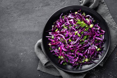 Kırmızı lahana salatası taze yeşil soğan ve dereotu. Vejetaryen yemek.