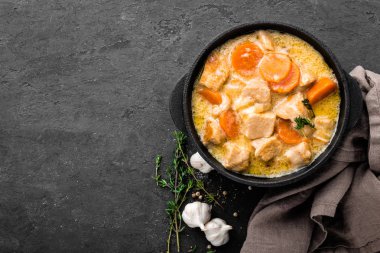 Et yahnisi, üstten görünüm bir dökme demir kapta havuç ile soslu tavuk fileto