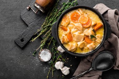 Et yahnisi, üstten görünüm bir dökme demir kapta havuç ile soslu tavuk fileto