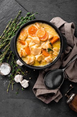 Et yahnisi, üstten görünüm bir dökme demir kapta havuç ile soslu tavuk fileto