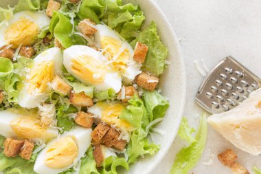 Yumurta ile Sezar salata, marul ve parmesan peyniri plaka üzerinde. Üstten Görünüm