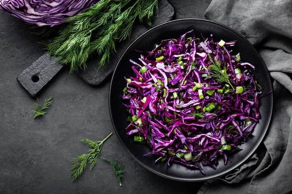 Ensalada Col Roja Con Cebolla Verde Fresca Eneldo Plato Vegetariano —  Fotos de Stock