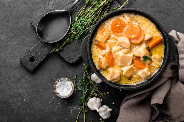 Ragoût Viande Filet Poulet Sauce Avec Carotte Dans Une Casserole — Photo