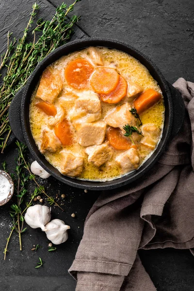 Fleischgulasch Hühnerfilet Sauce Mit Karotte Gusseisernen Topf Von Oben — Stockfoto