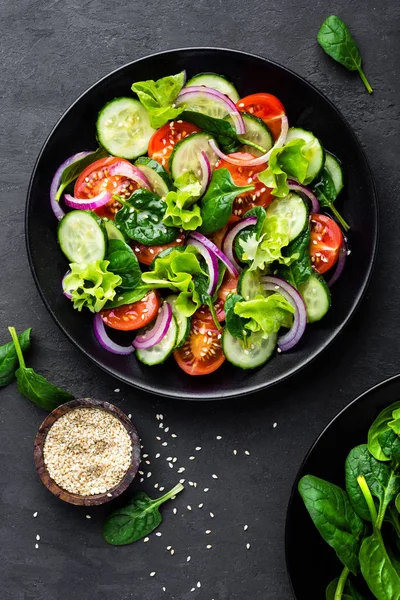 Zdravý Zeleninový Salát Čerstvé Rajče Okurka Cibule Špenát Hlávkový Salát — Stock fotografie