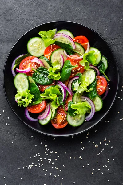 Ensalada Vegetal Saludable Tomate Fresco Pepino Cebolla Espinacas Lechuga Sésamo —  Fotos de Stock