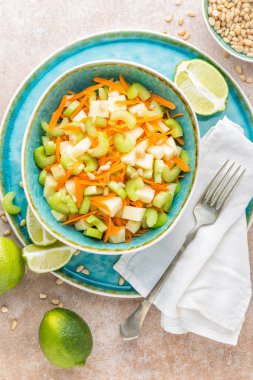 Taze kereviz, elma ve havuç salatası. Sağlıklı vejetaryen mutfağı