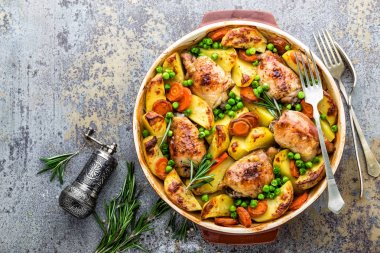 Tavuk eti, patates, havuç ve yeşil bezelye ile pişmiş uyluk