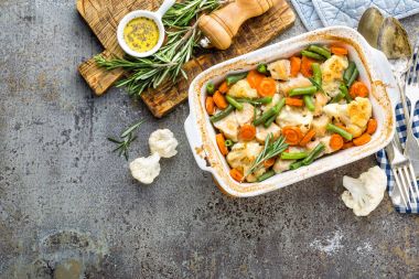 Tavuk fileto, et fırında karnabahar, havuç ve yeşil fasulye