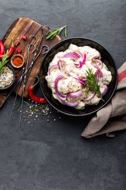 Izgara soğan, biber ve baharat için Marine Şaşlık. Çiğ domuz eti için siyah arka plan, üstten görünüm üzerinde şiş üzerinde baharatlı şiş kebap