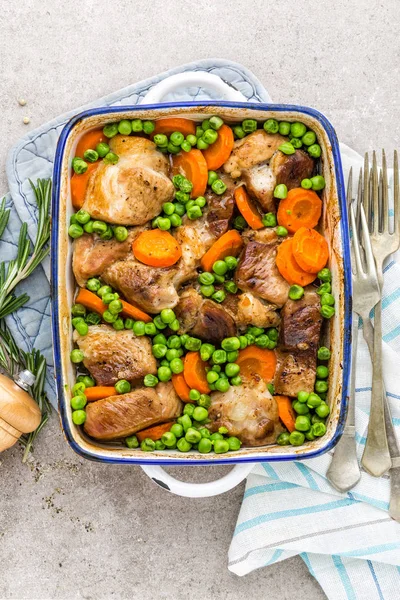 Carne Assada Com Cenoura Ervilhas Verdes — Fotografia de Stock