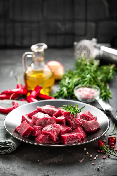 Rohes Rindfleisch Scheiben Auf Schwarzem Hintergrund — Stockfoto