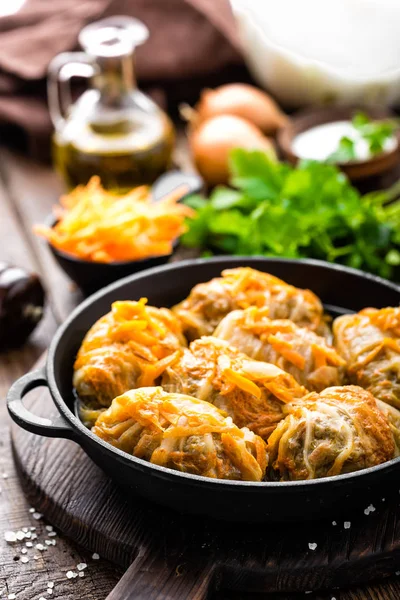 Капустные Рулеты Тушеные Мясом Овощами Кастрюле Темном Деревянном Фоне — стоковое фото