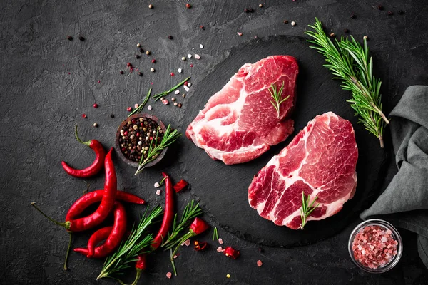 Carne Maiale Cruda Bistecche Fresche Lavagna Sfondo Nero Vista Dall — Foto Stock