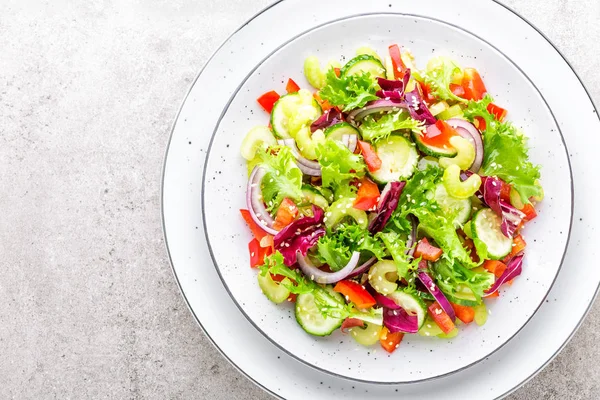 新鲜黄瓜 犬生菜 红洋葱 芝麻和橄榄油的沙拉 健康的素食 纯素食的食物 意大利菜 — 图库照片