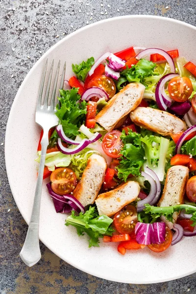 Ensalada Verduras Saludables Con Pechuga Pollo Parrilla Lechuga Fresca Tomates — Foto de Stock