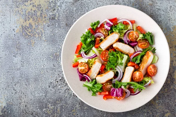 Zdravý Zeleninový Salát Grilovanými Kuřecími Prsíčky Čerstvý Hlávkový Salát Cherry — Stock fotografie
