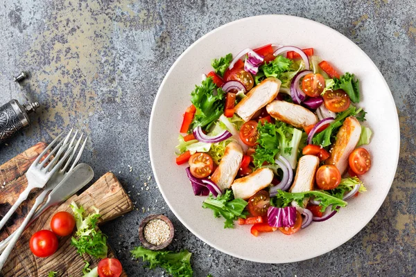 Egészséges Növényi Saláta Grillezett Csirkemell Friss Saláta Cseresznye Paradicsom Lilahagyma — Stock Fotó
