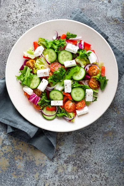 Salade Légumes Frais Fromage Feta Laitue Fraîche Tomates Cerises Oignon — Photo