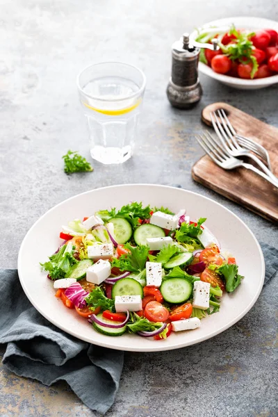 Ensalada Verduras Frescas Con Queso Feta Lechuga Fresca Tomates Cherry — Foto de Stock