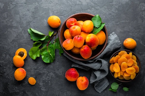 Fresh Apricots Leaves Dried Bowl Table — Stock Photo, Image